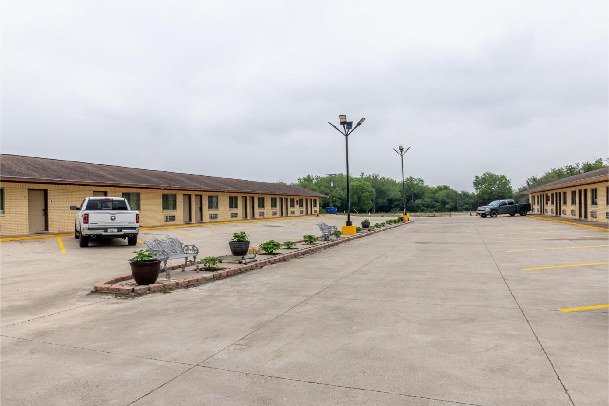 Freer Executive Inn And Studios ภายนอก รูปภาพ