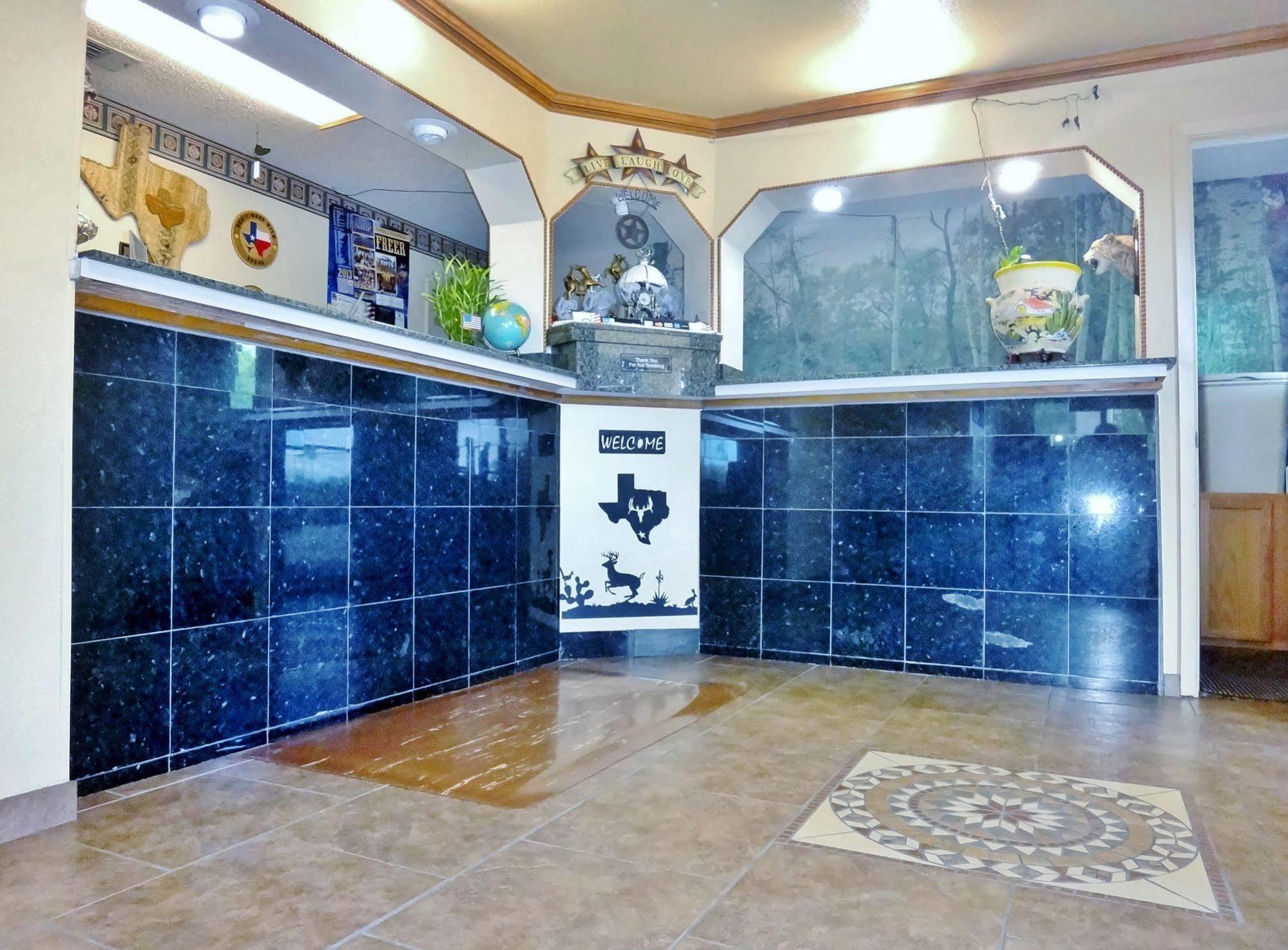 Freer Executive Inn And Studios ภายนอก รูปภาพ